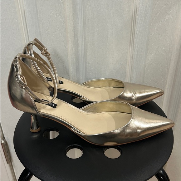 Platinum Kitten Heels Size 12 - Picture 5 of 10